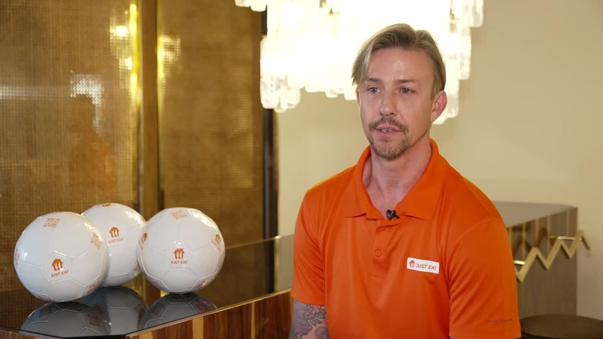Guti cuela balones en balcones para celebrar la final de la UEFA Champions League