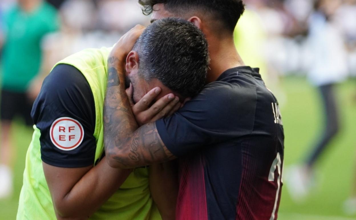 Los jugadores de La Nucía lloran sobre el Stadium Gal tras descender de categoría hace dos semanas. 