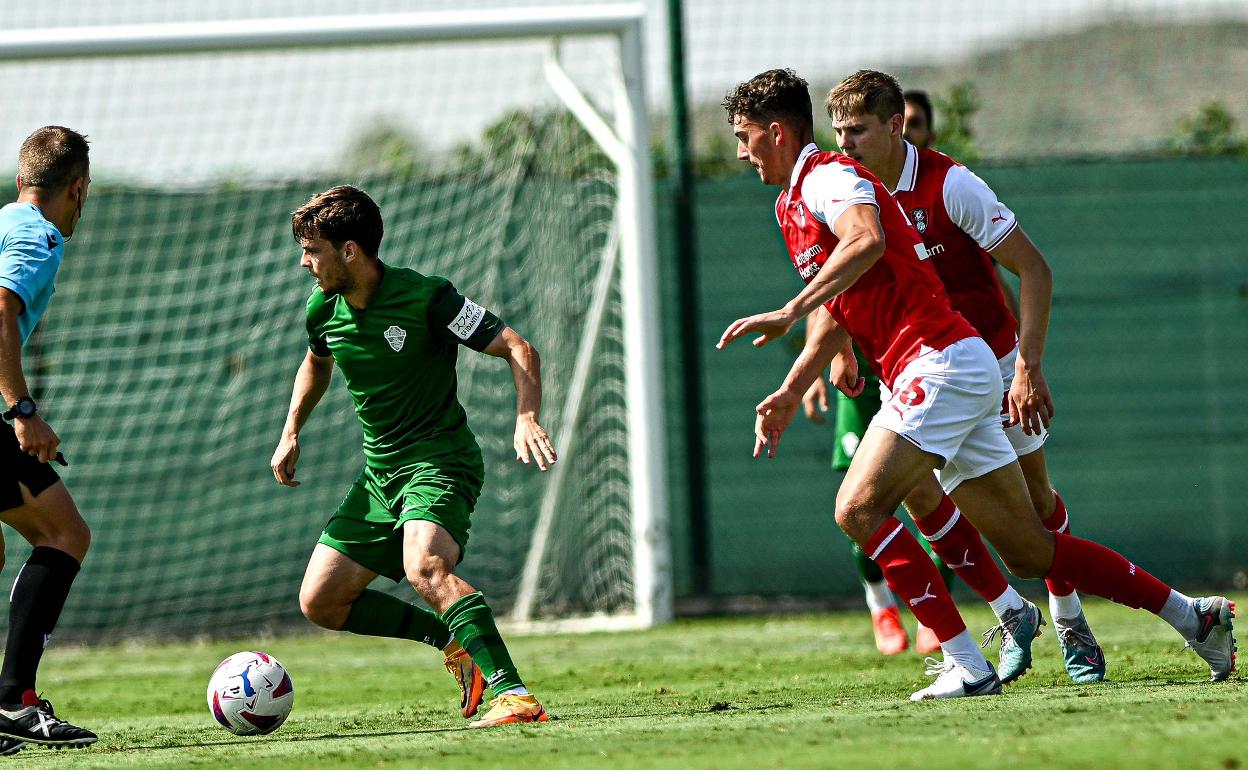 Imagen del primer encuentro de pretemporada del Elche disputado en La Finca. 