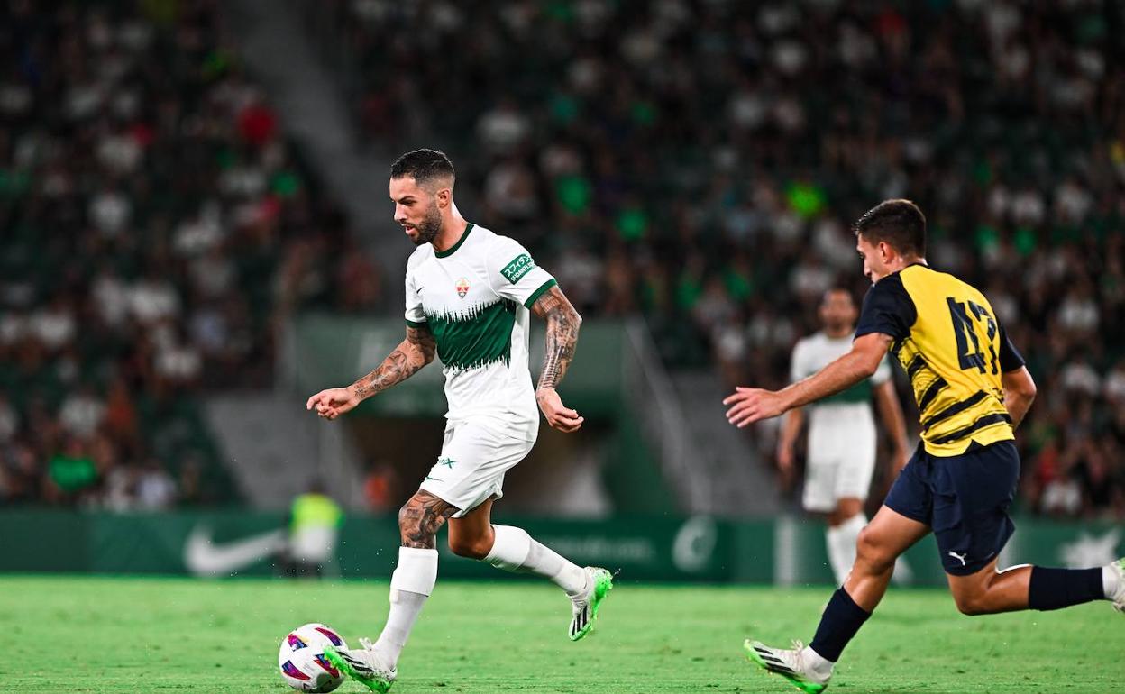 Tete Morente conduce la pelota ante un rival del Parma en el partido de esta noche en el Martínez Valero. 