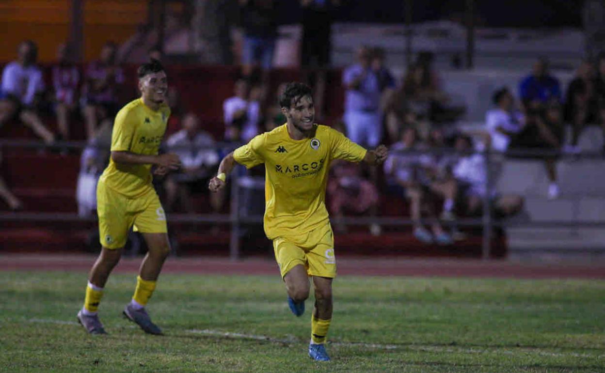 Guti, el canterano del Juvenil, celebra el tanto de la victoria el viernes en Santa Pola