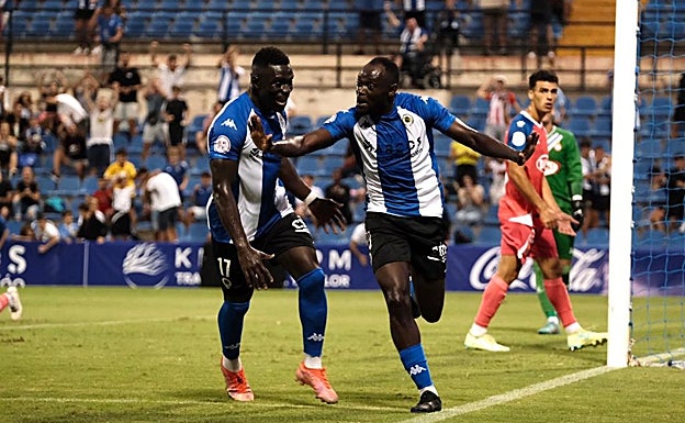Imagen principal - Ketu saca una sonrisa al Rico Pérez en el estreno del nuevo Hércules (1-0)