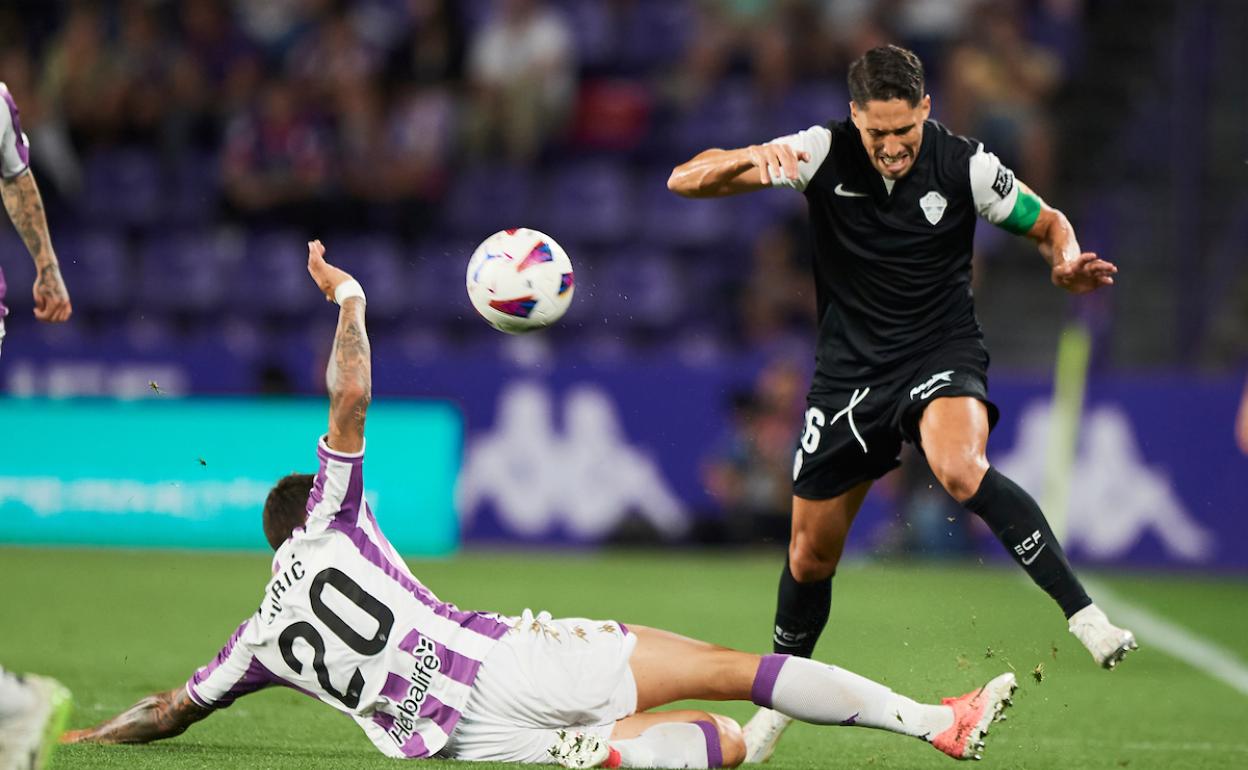 Fidel trata de superar la entrada de Juric. 