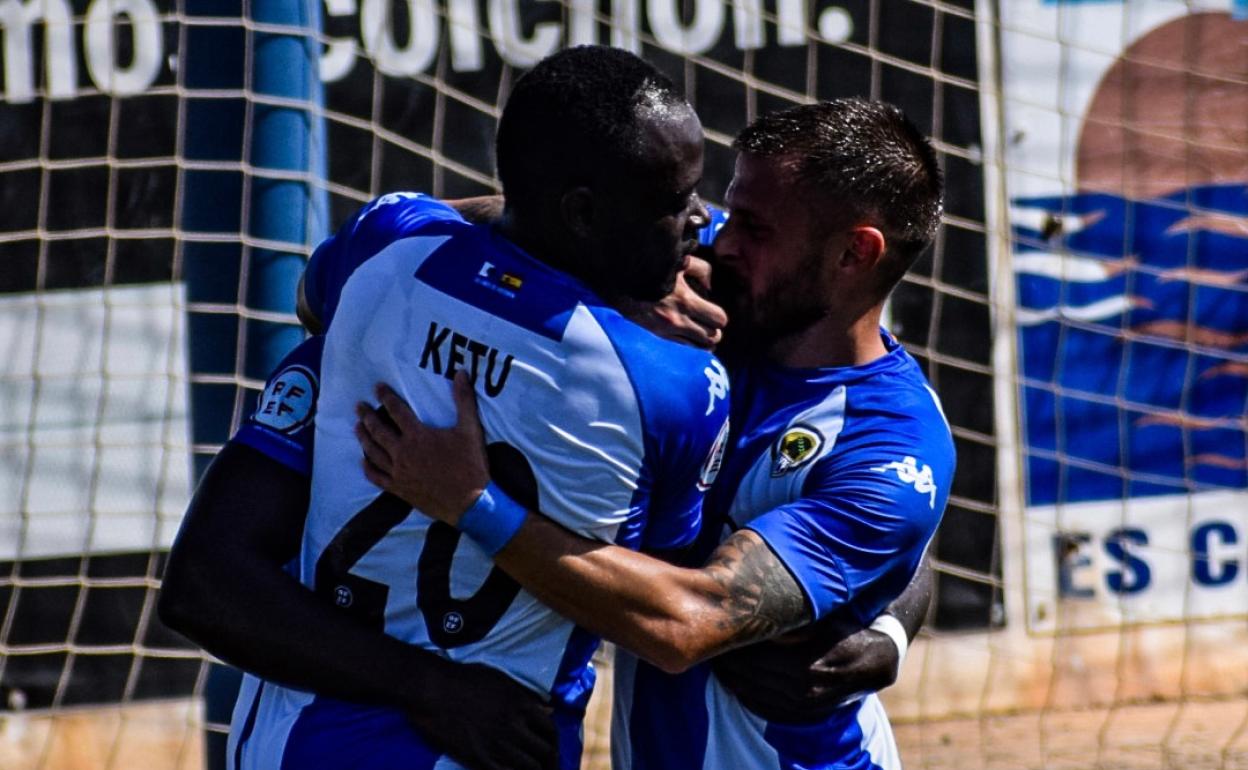 Artiles y Ketu felicitan a Marcos Mendez tras anotar el 1-2 de la victoria en Formentera. 