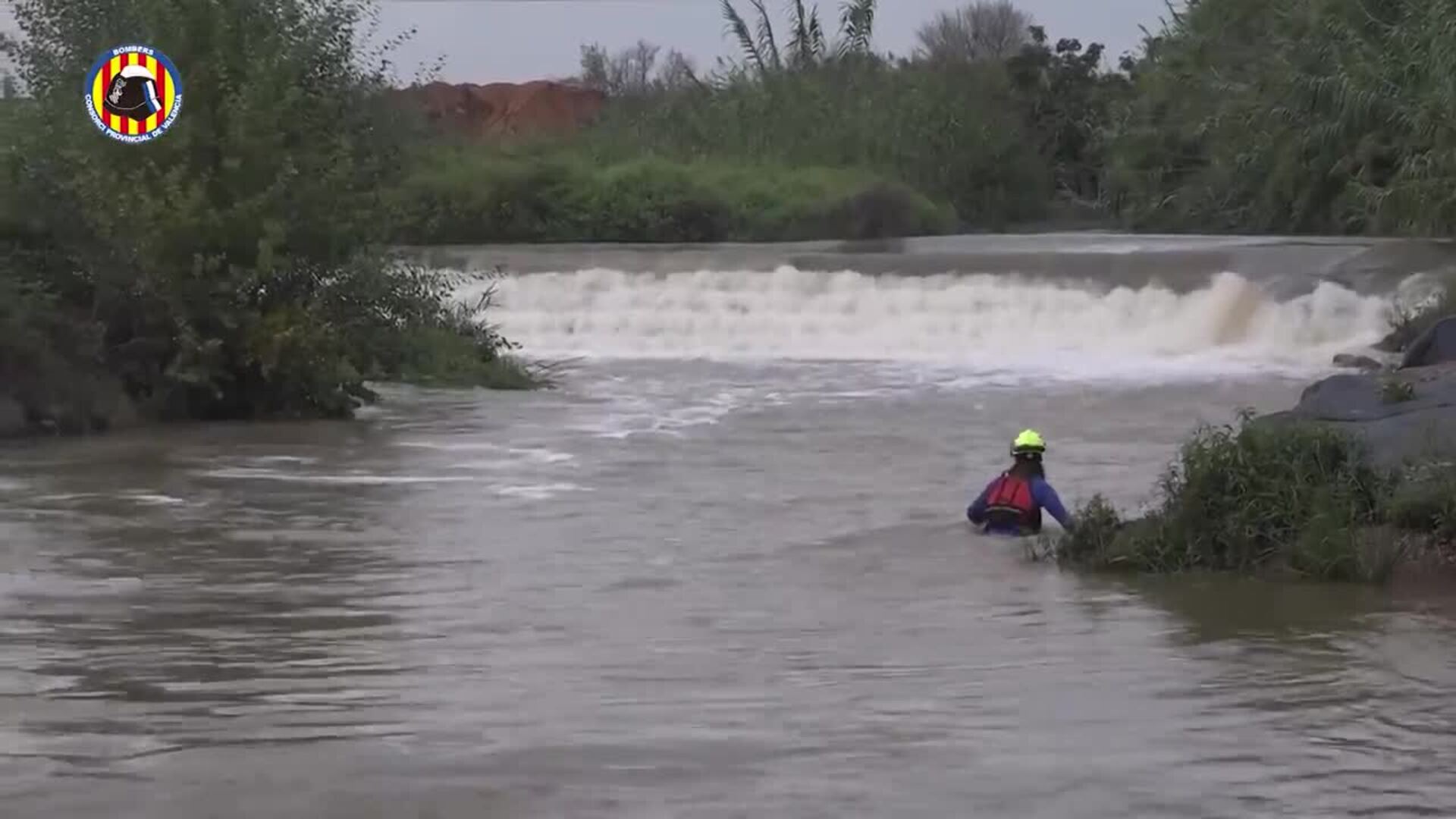 Buscan a una persona arrastrada por el agua cuando cruzaba en bicicleta por un barranco en Paterna