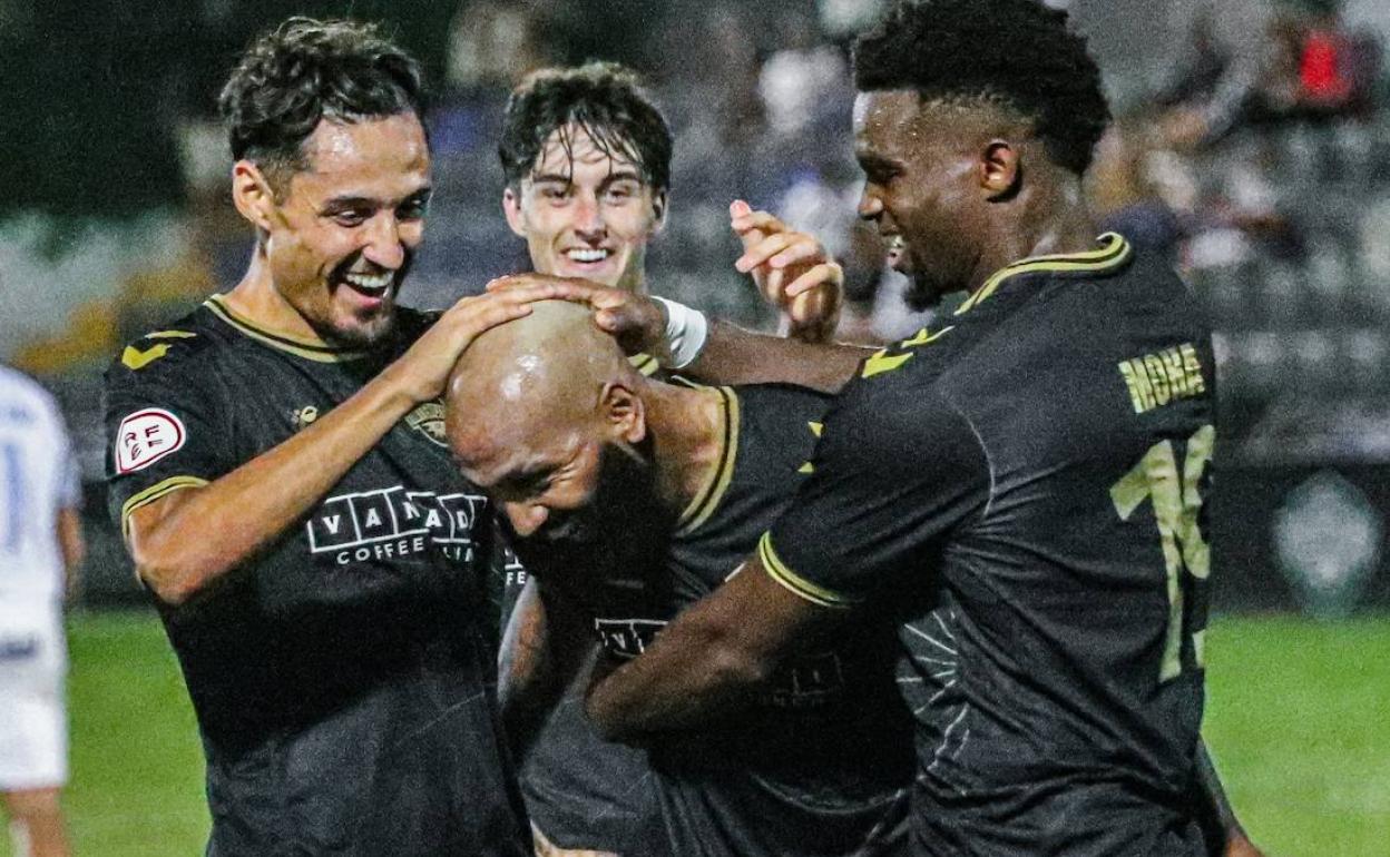 Nsue, que se rapó el peló a cero esta semana, es felicitado por sus compañeros. 