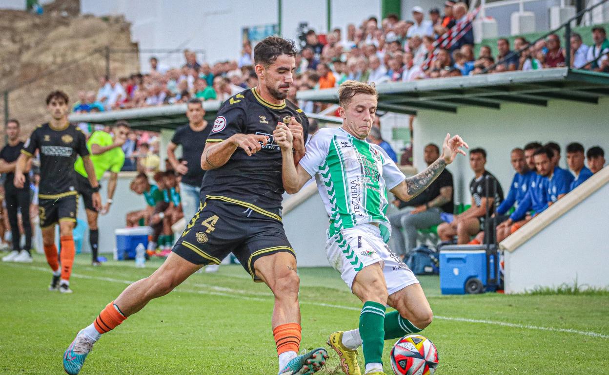 Undabarrena lucha con un rival por el control de la pelota. 