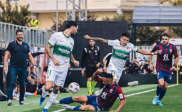 Imagen principal - Imágenes del encuentro de esta tarde en Elda. 