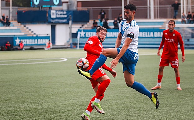 Samu Vázquez pugna con Adri Gené durante el encuentro de este mediodía en Barcelona. 