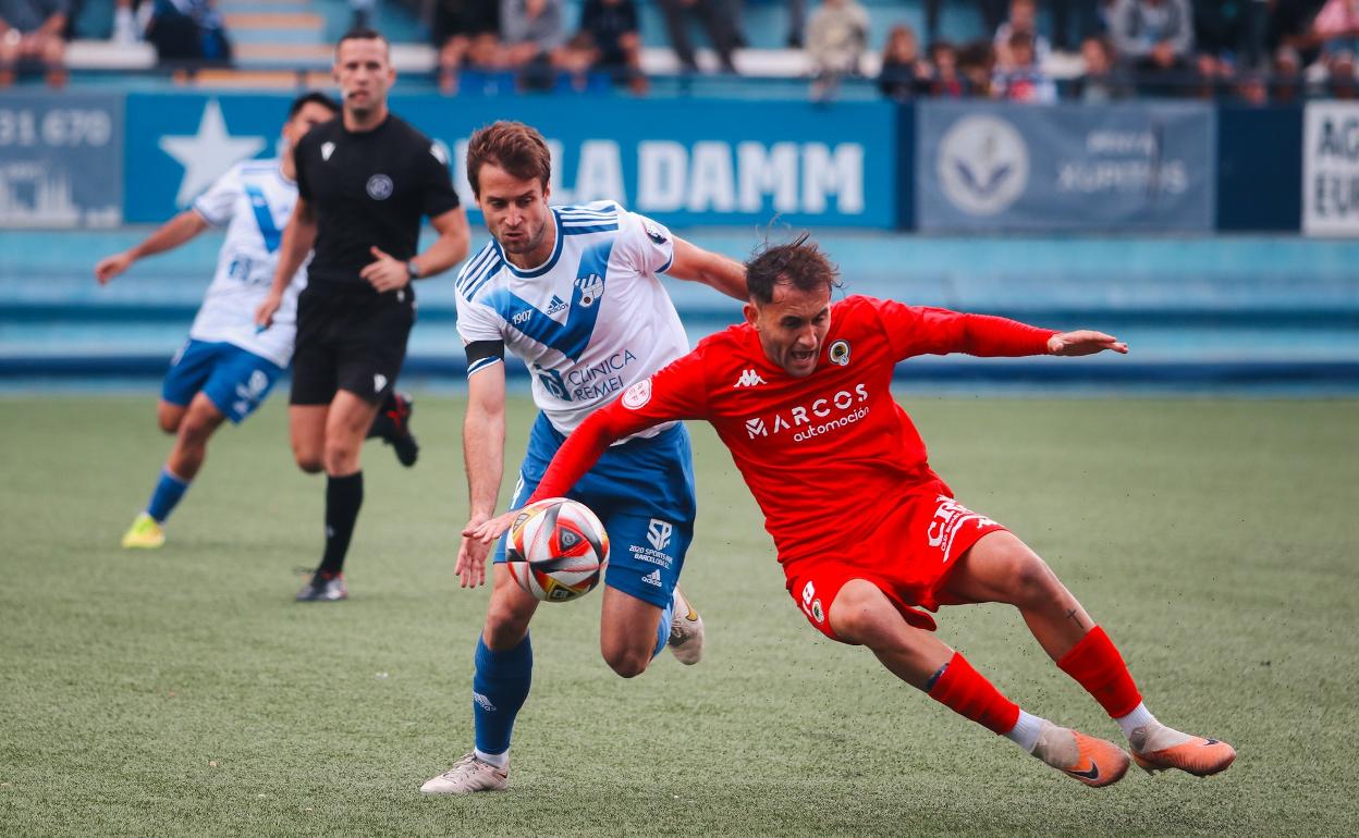 El herculano Mangada cae ante la presión de Álex Pla. 