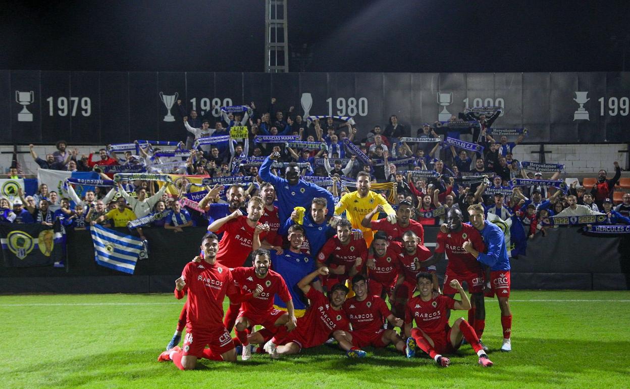 Los jugadores del Hércules celebran la victoria en Valencia con los seguidores blanquiazules. 