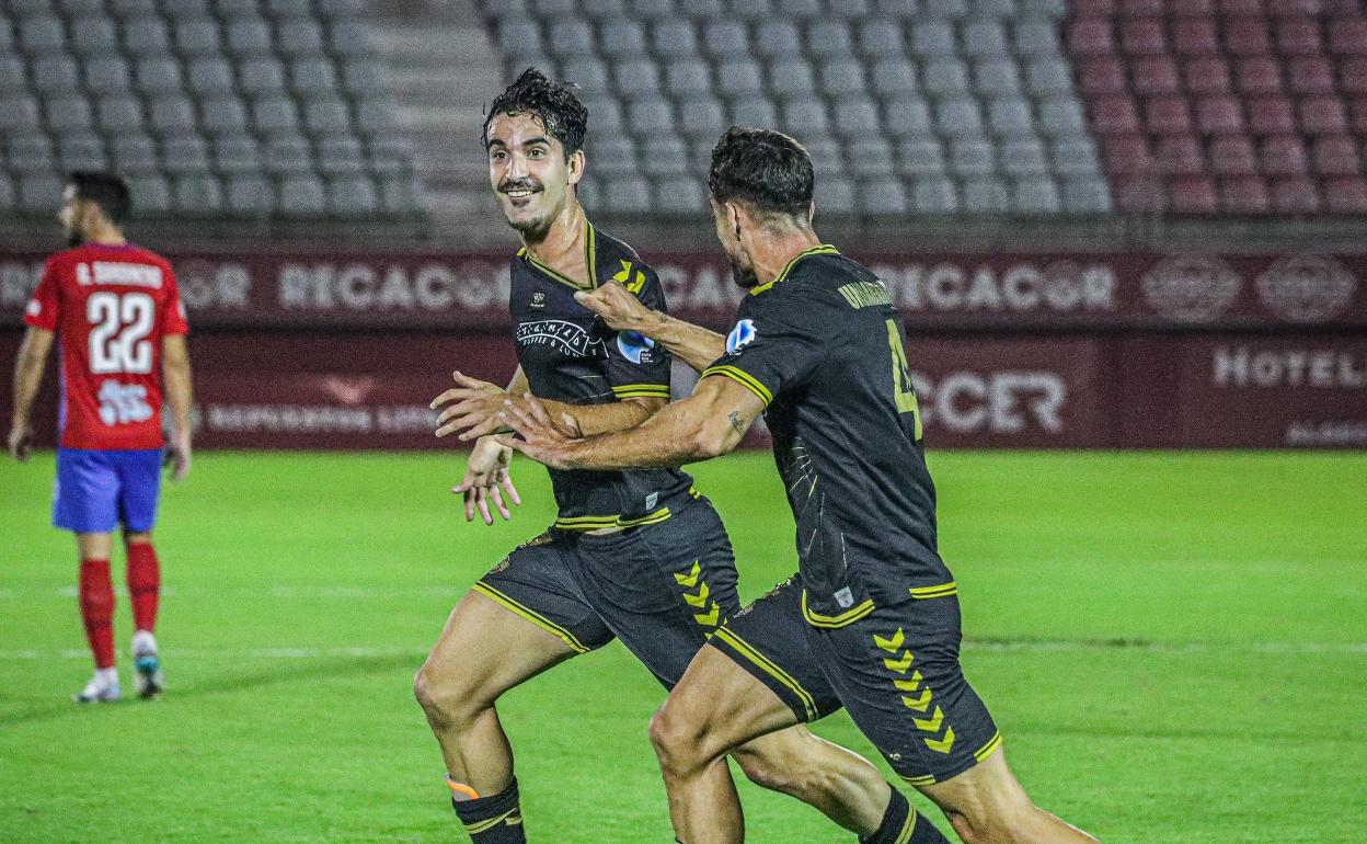 Soldevila y Undabarrena celebran el tanto de la victoria en el Nuevo Mirador. 