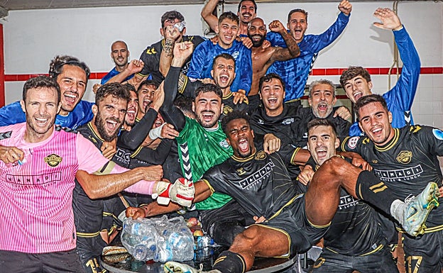 Los jugadores del Intercity celebran el triunfo en Algeciras. 