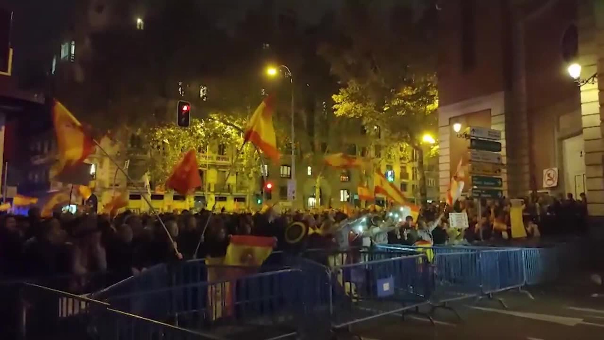 Unas 4.000 personas se vuelven a concentrar en Ferraz para protestar contra los pactos del PSOE