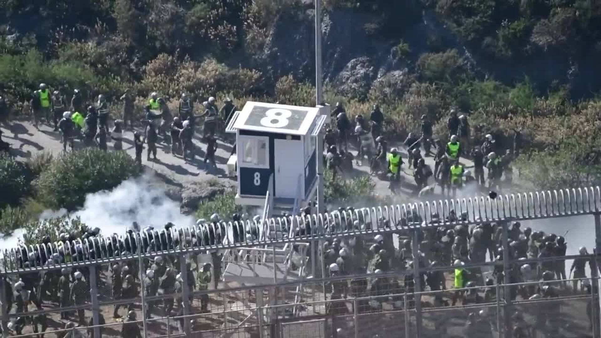 Más de medio millar de migrantes intentan saltar el vallado fronterizo de Ceuta