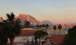 Panorámica del castillo de Santa Bárbara de Alicante con algo de bruma.