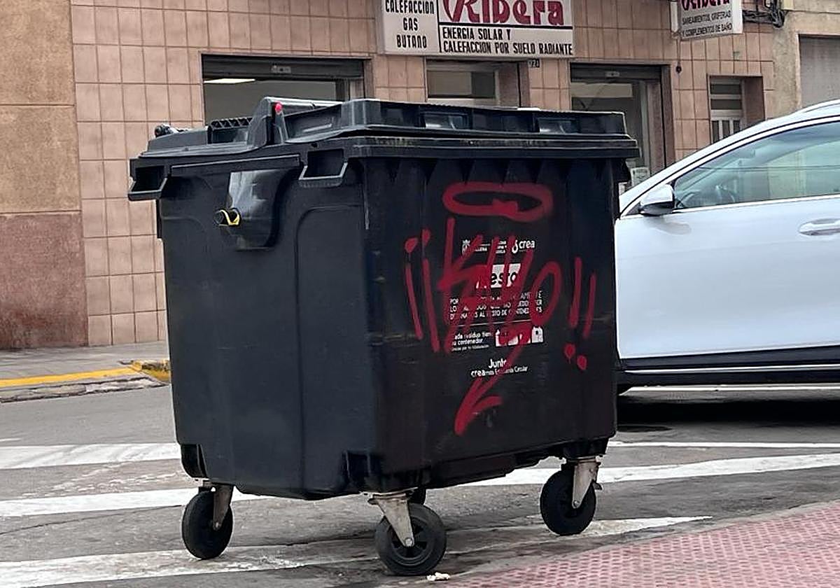 Uno de los contenedores con la firma del grafitero.