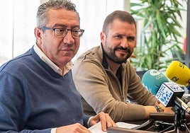 Toni Pérez junto al edil de comercio de Benidorm