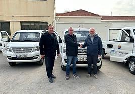 El alcalde de El Campello, Juanjo Berenguer, y el edil Rafa Galvañ con los nuevos vehículos.