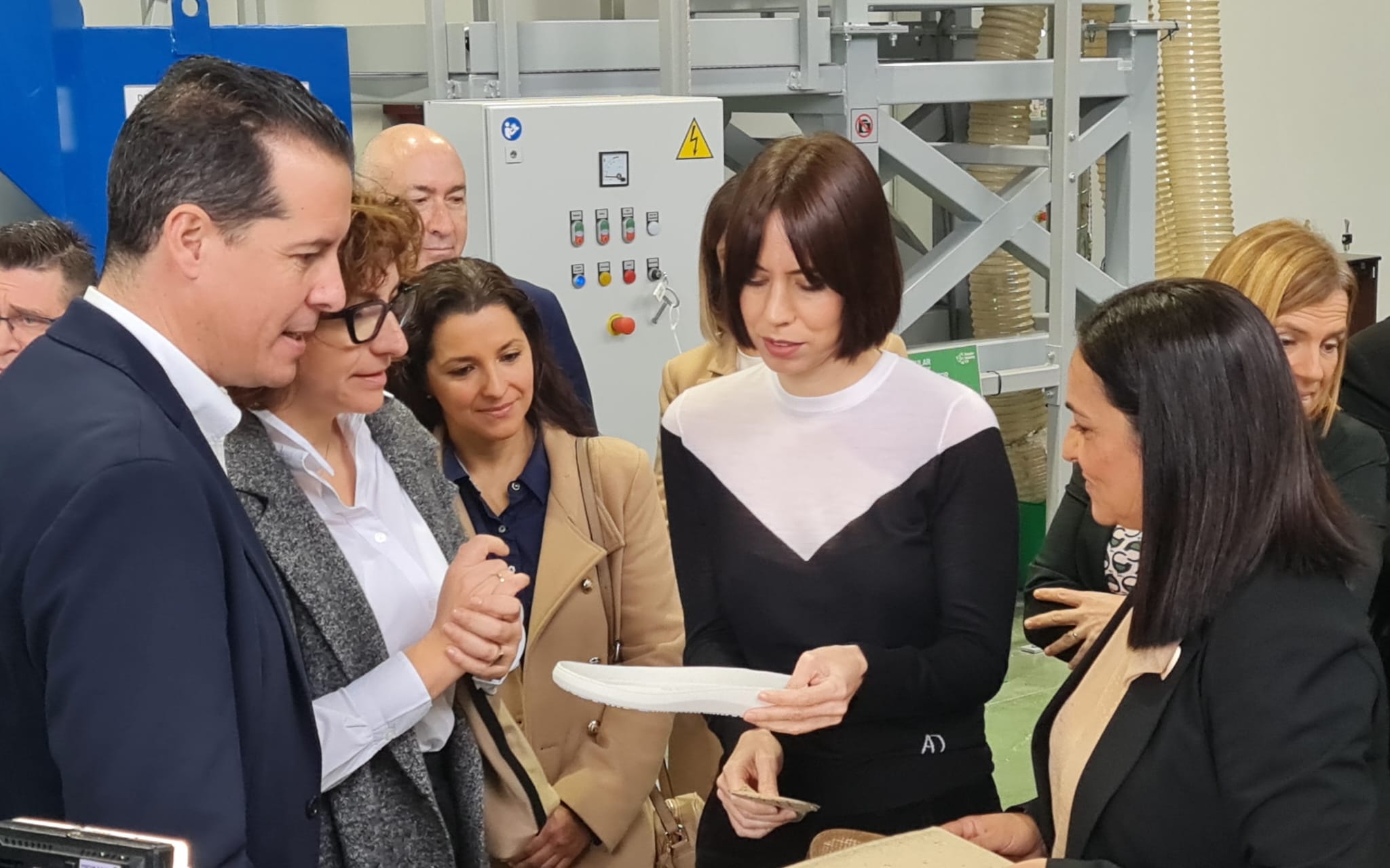 La ministra Diana Morant (segunda por la derecha) en las instalaciones de Inescop este jueves.