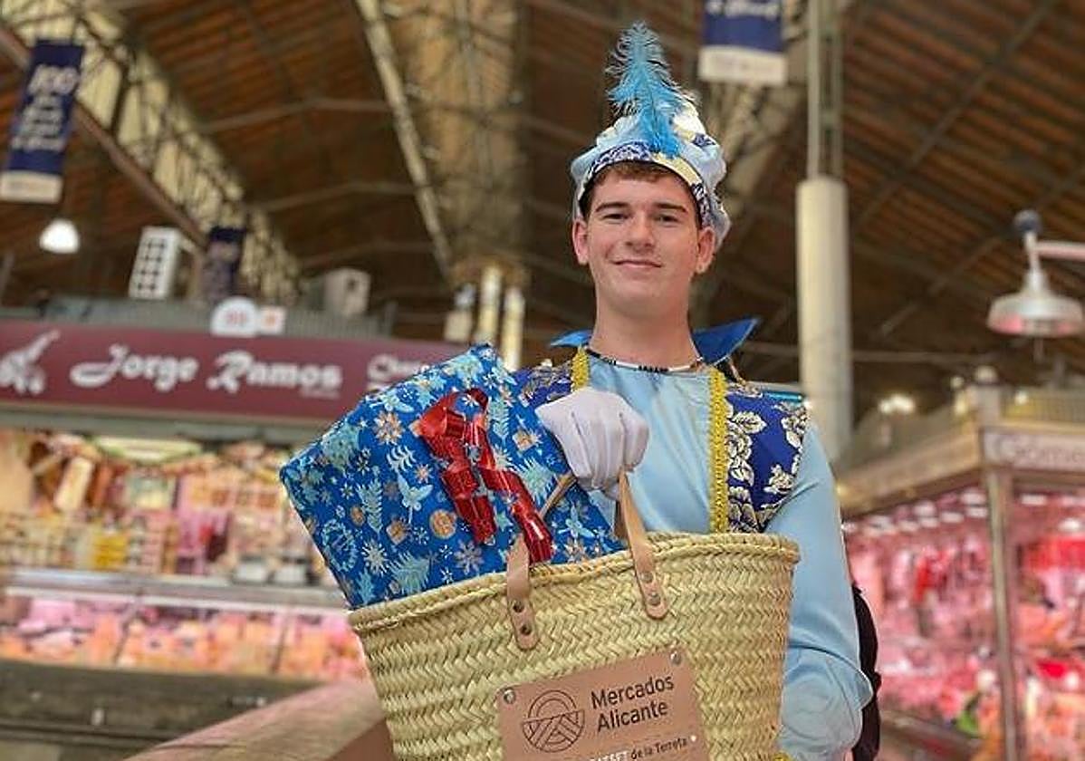 Uno de los pajes reales en el Mercado Central de Alicante.