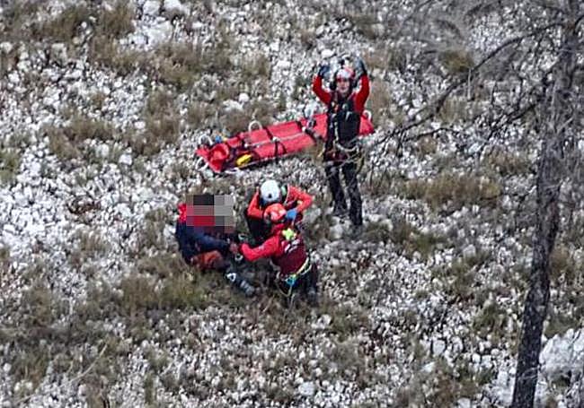 Los bomberos durante el operativo de rescate.