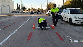 Operarios municipales trabajan en la habilitación de nuevos aparcamientos y una ciclovía.