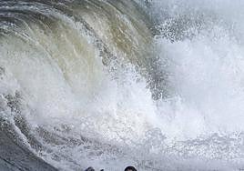 Intenso oleaje en una playa de la península.