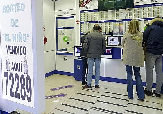 Venta de décimos para 'El Niño' en una administración de loterías.