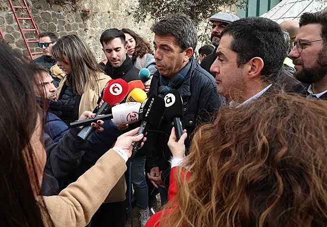 Mazón, atendiendo a los medios este viernes desde Alcoi.