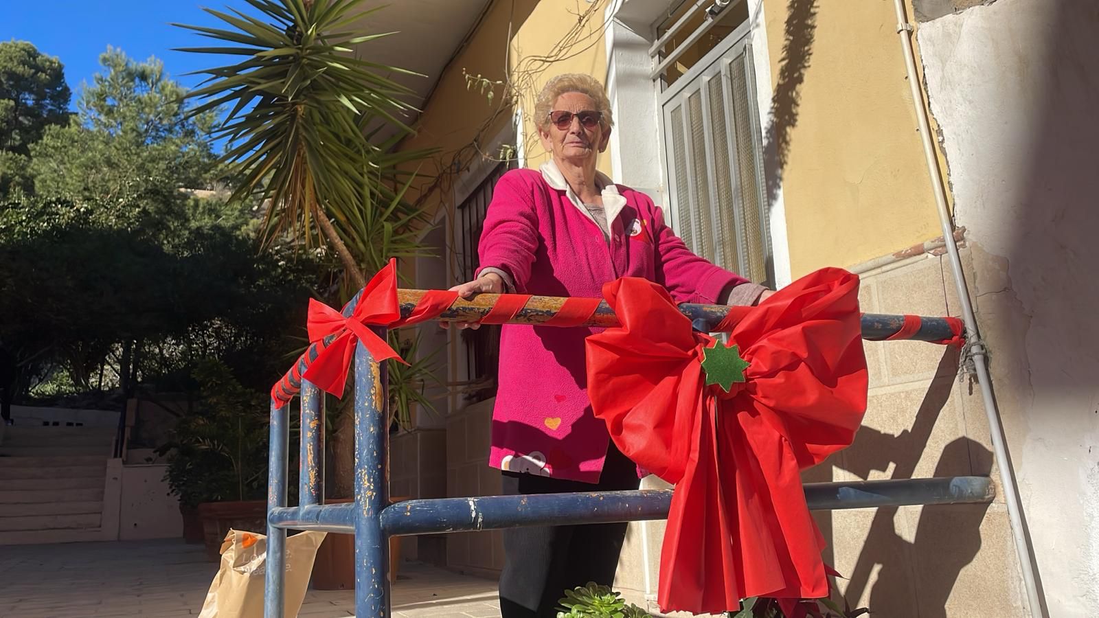 Una vecina con la calle decorada.
