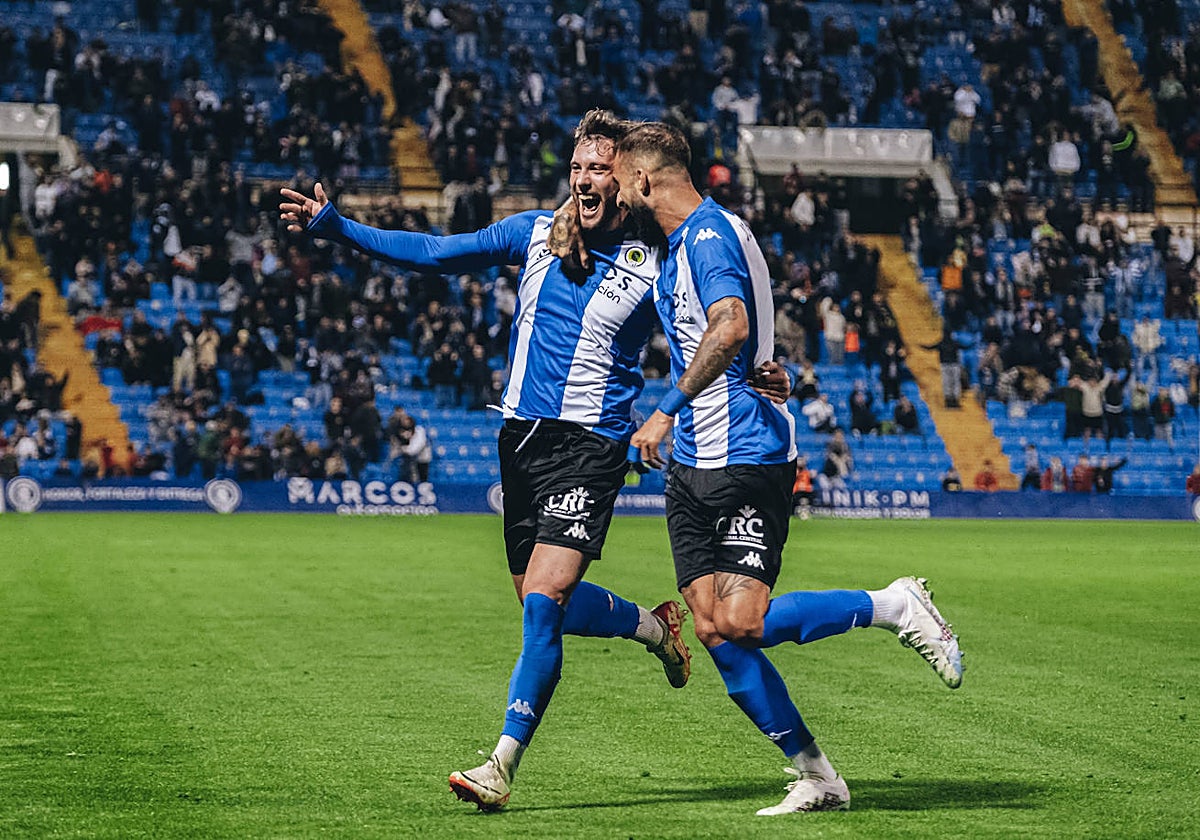 Josema felicita a Samu Vázquez por su decisivo gol ante el Badalona