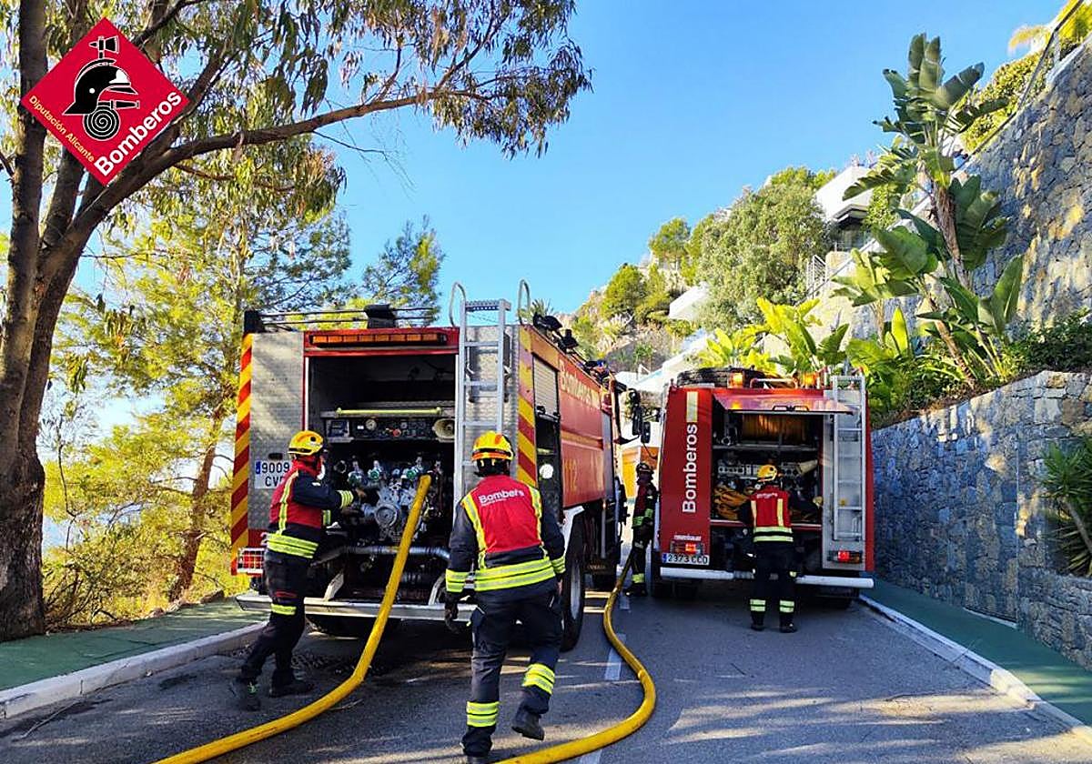 Los bomberos durante las labores de extinción del incendio.