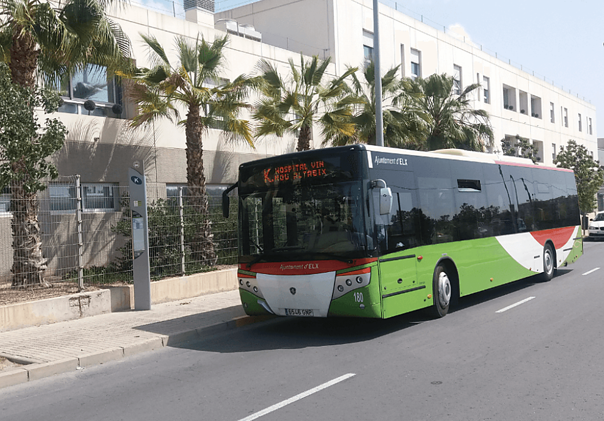 Un autobús urbano en Elche.