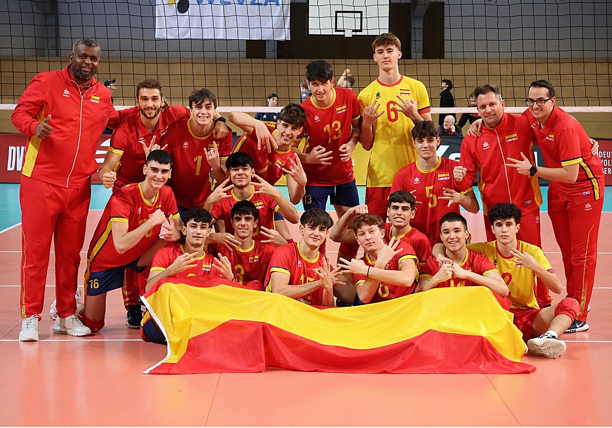 Arel Amorós, con el dorsal 5, posa tras ganar el bronce.