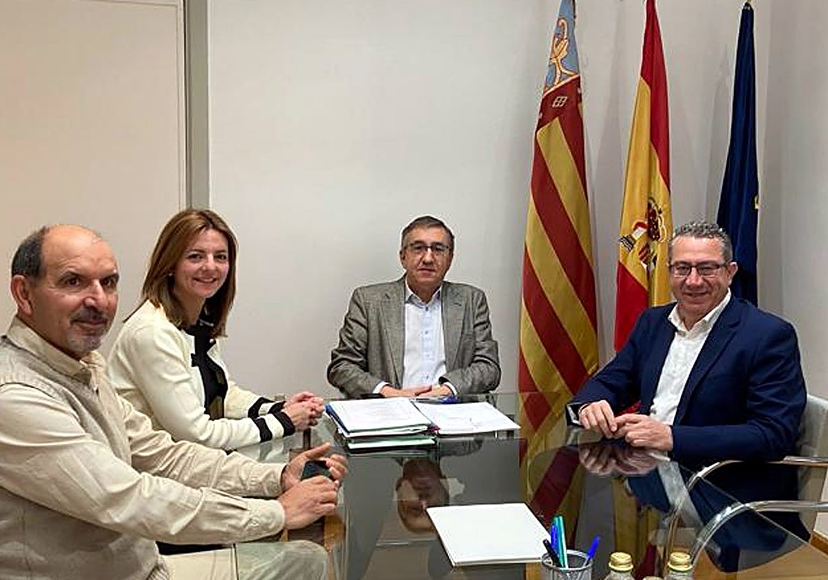 Toni Pérez durante su reunión en la conselleria de Educación
