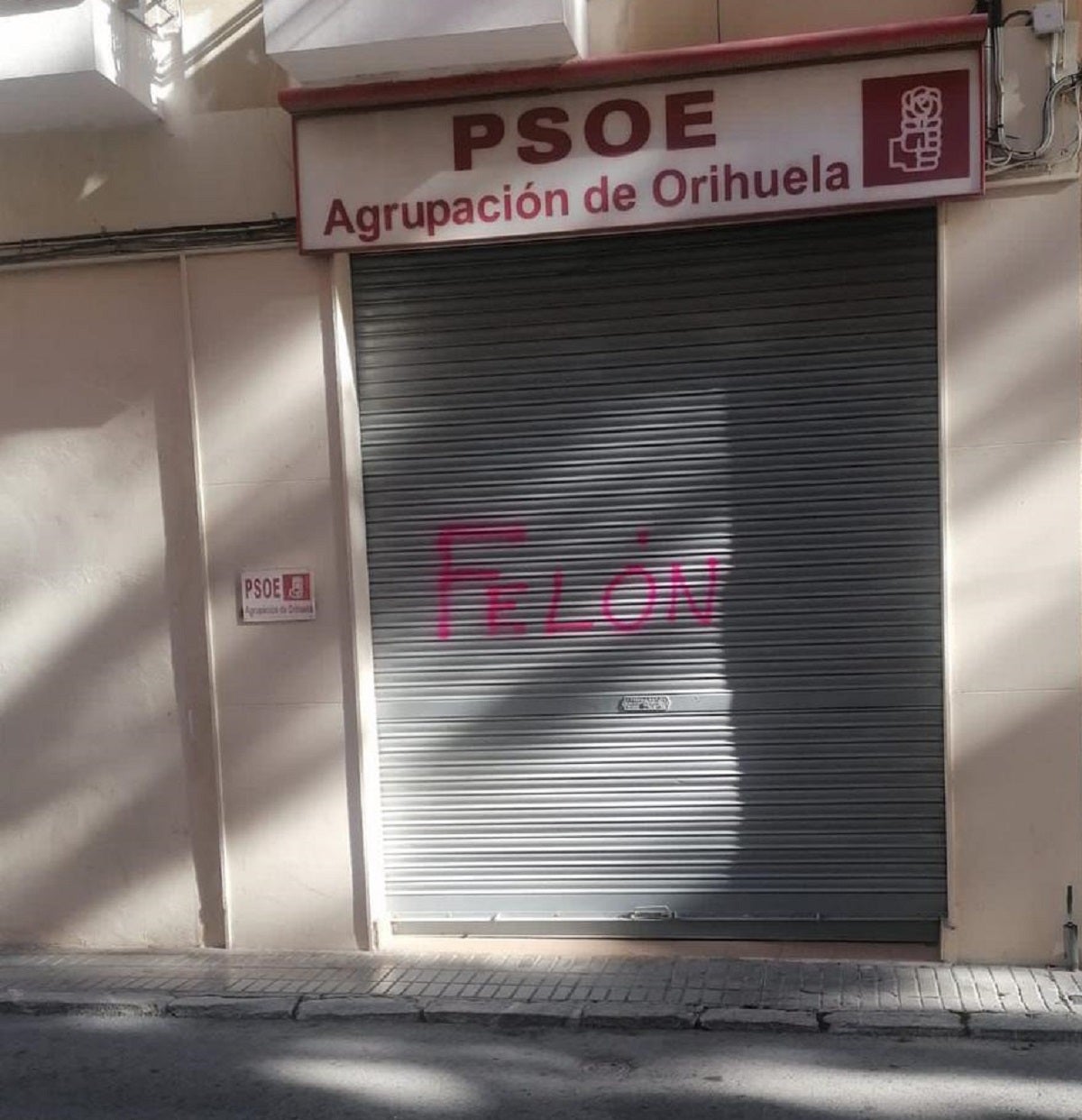 El PSOE de Orihuela denuncia pintadas en la fachada de su sede