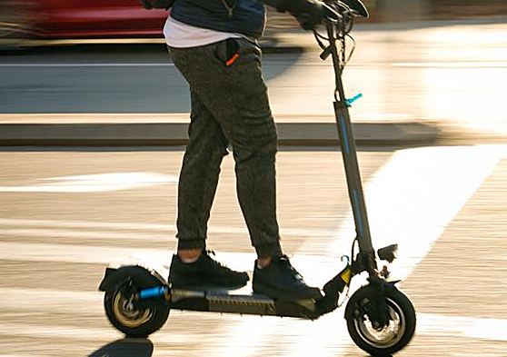 Una persona circula con un patinete eléctrico.