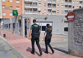Una pareja de guardias en el puesto principal del Instituto Armado en Torrevieja.