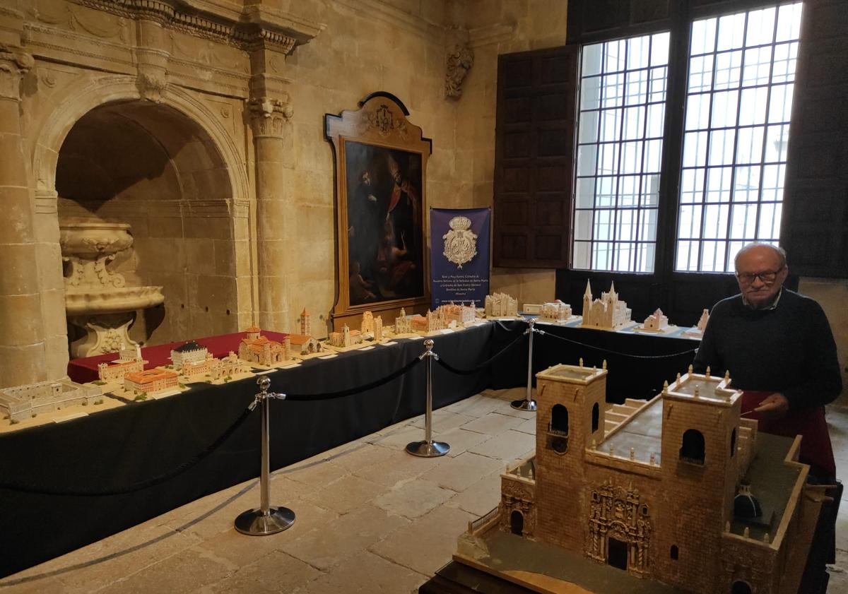 Imagen principal - Exposición 'Arquitecturas religiosas y civiles en miniaturas' y detalle de sus piezas.