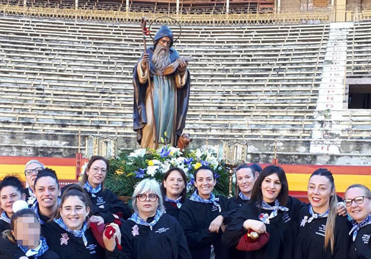 Costaleras con la talla de San Antón.