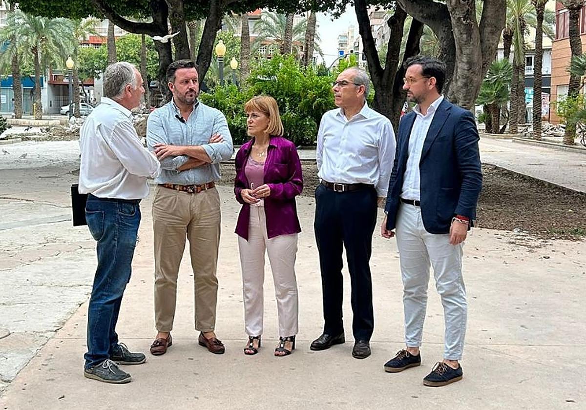 El alcalde, Pablo Ruz, con la vicealcaldesa, Aurora Rodil, y concejales del equipo de gobierno en el Paseo de Germanías.