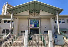 Entrada al centro educativo del cabo dela Huerta.