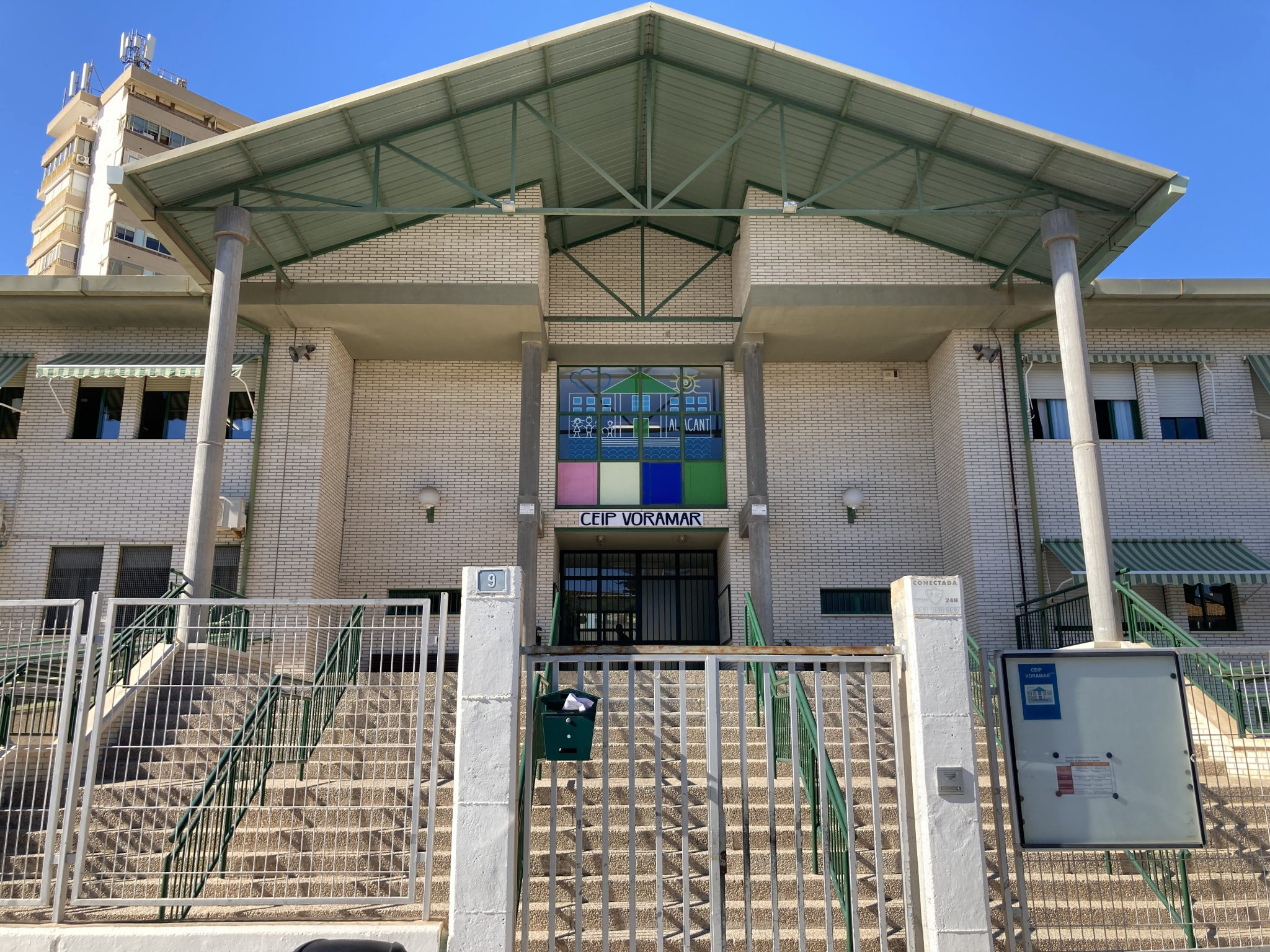 Entrada al centro educativo del cabo dela Huerta.