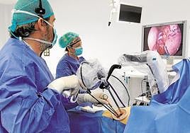 Cirugía con un brazo robótico en el Hospital del Vinalopó de Elche.