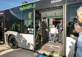 El alcalde, Luis Barcala, y el presidente de Vectalia, Antonio Arias, presentan los nuevos autobuses eléctricos.