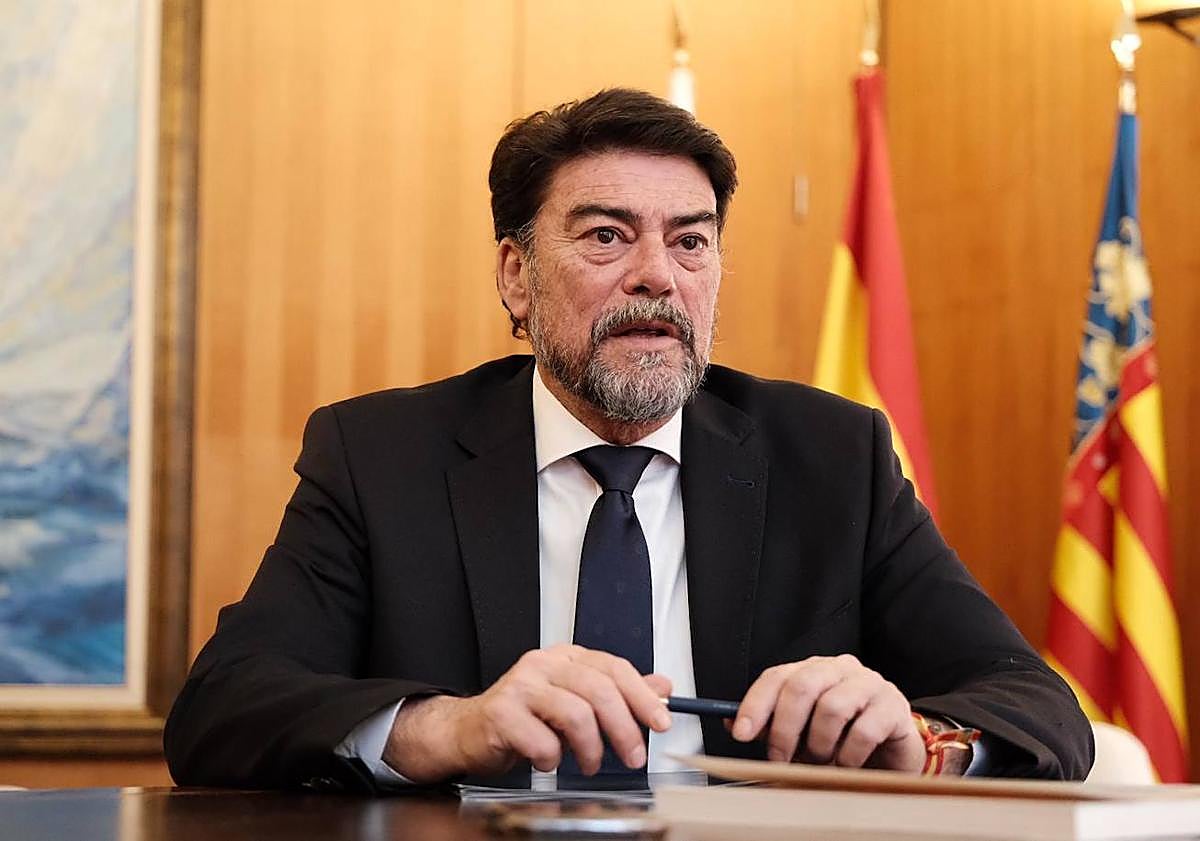 Imagen principal - «Vamos a proponer que el Rico Pérez forme parte del Mundial de Fútbol 2030»