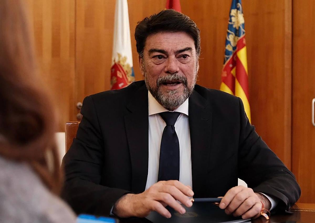 Imagen secundaria 1 - «Vamos a proponer que el Rico Pérez forme parte del Mundial de Fútbol 2030»