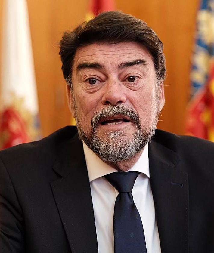 Imagen secundaria 2 - «Vamos a proponer que el Rico Pérez forme parte del Mundial de Fútbol 2030»