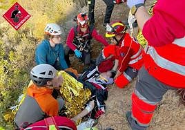 Uno de los jóvenes heridos es atendido por los servicios sanitarios.